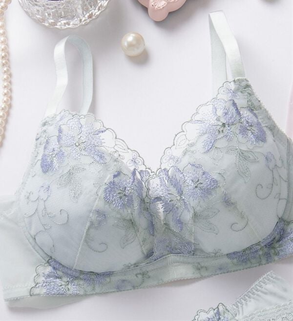 LAVIENNE（ラヴィエンヌ）の「ナチュラル美胸のふわかるブラ＆ショーツ（ブラジャー＆ショーツセット）」｜アクアブルー