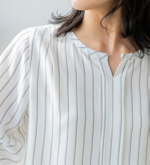 BELLUNA（ベルーナ）の「ひんやり機能付！袖タックキーネックブラウス（ブラウス）」｜詳細画像