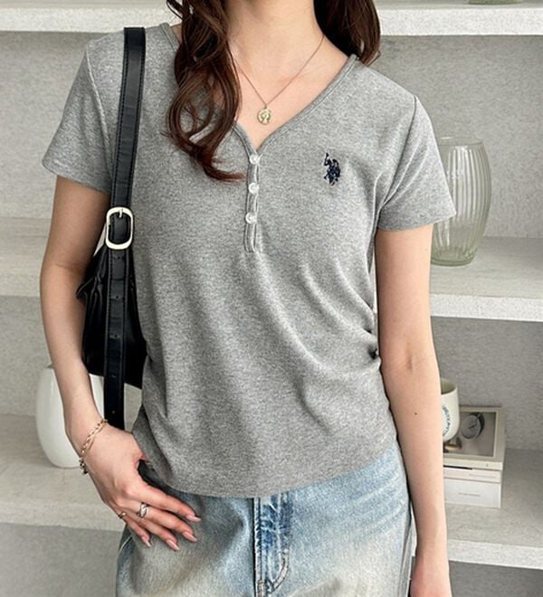 GeeRA（ジーラ）の「【U.S. POLO ASSN.】接触冷感Vネックヘンリーリブカットソー（カットソー）」｜詳細画像