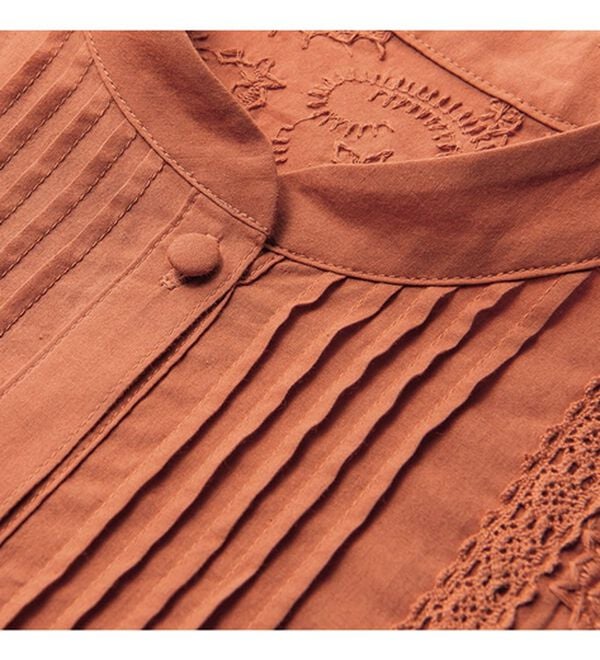 VINNO（ヴィノ）の「刺しゅうデザインピンタックブラウス（ブラウス）」｜詳細画像