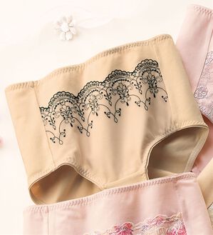 LAVIENNE（ラヴィエンヌ）の「はきやすい色だけの綿９５％華やかショーツ（ショーツ）」｜ベージュ(レース黒)