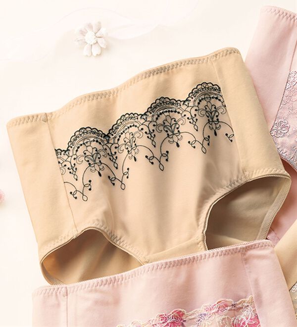 LAVIENNE（ラヴィエンヌ）の「はきやすい色だけの綿９５％華やかショーツ（ショーツ）」｜ベージュ(レース黒)