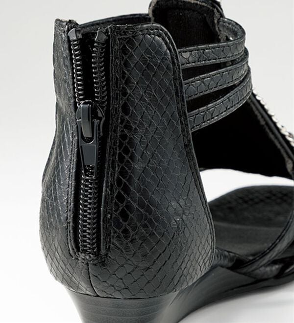 BELLUNA（ベルーナ）の「煌めくスパンコールビジューサンダル（サンダル・ミュール）」｜詳細画像