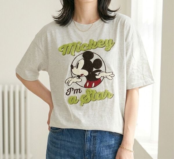 BELLUNA（ベルーナ）の「＜Ｄｉｓｎｅｙ＞【ミッキー】さがら刺しゅうワイドシルエットTシャツ（カットソー）」｜オートミール