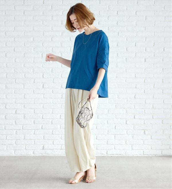 BELLUNA（ベルーナ）の「袖刺しゅうデザインＶネックプルオーバー（カットソー）」｜詳細画像