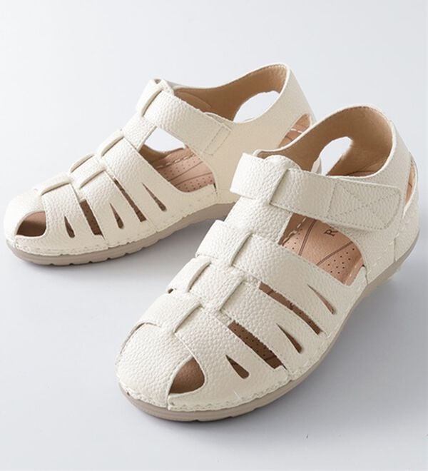 BELLUNA（ベルーナ）の「やわらかレザー調グルカ風シューズ（サンダル・ミュール）」｜詳細画像