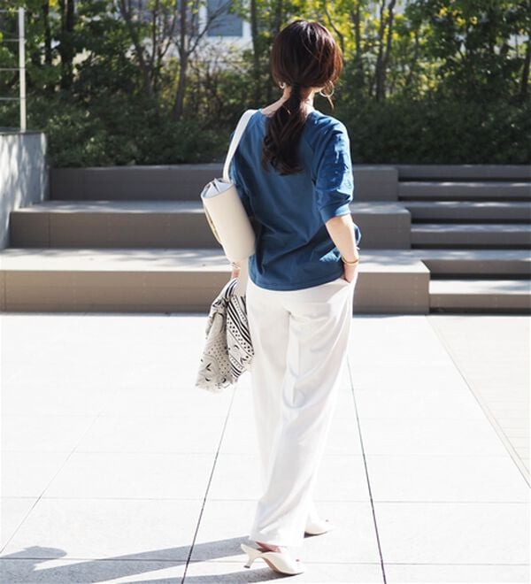 BELLUNA（ベルーナ）の「袖刺しゅうデザインＶネックプルオーバー（カットソー）」｜詳細画像