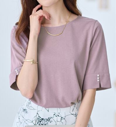 alotta（アロッタ）の「【８分袖新登場！】柔らか綿混素材パール調ボタンＴシャツ（カットソー）」