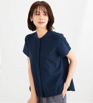 BELLUNA（ベルーナ）の「エアリーサッカー素材肩タックブラウス（ブラウス）」｜ネイビー