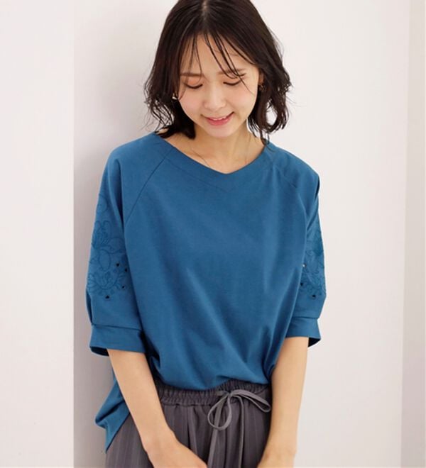 BELLUNA（ベルーナ）の「袖刺しゅうデザインＶネックプルオーバー（カットソー）」｜詳細画像