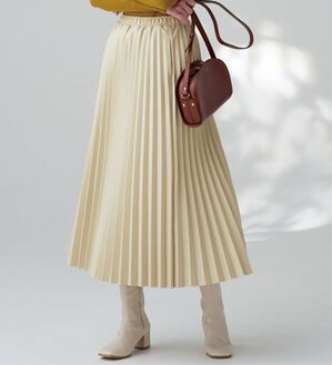 BELLUNA（ベルーナ）の「レザーライクプリーツスカート（ロングスカート）」｜アイボリー