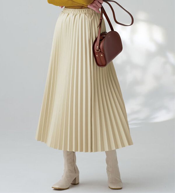 BELLUNA（ベルーナ）の「レザーライクプリーツスカート（ロングスカート）」｜アイボリー