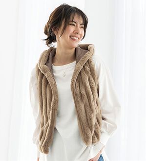 BELLUNA（ベルーナ）の「いつものコーデに羽織るだけ　もこもこファーベスト（ベスト）」｜モカ