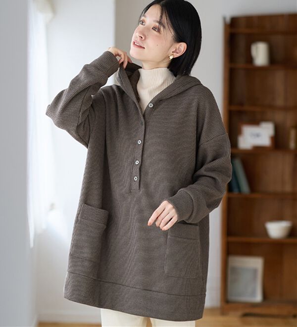 Viola e Viola（ヴィオラ エ ヴィオラ）の「ニット風カットソーパーカーチュニック（パーカー）」｜モカ