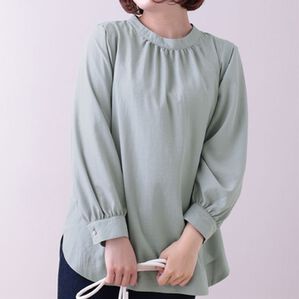 BELLUNA（ベルーナ）の「ビンテージ素材肩タックデザインブラウス（ブラウス）」｜ライトブルー