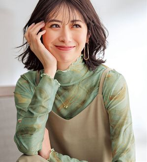 BELLUNA（ベルーナ）の「【重ね着インナー】シアー素材ハイネックインナープルオーバー（カットソー）」｜グリーン系マーブル柄