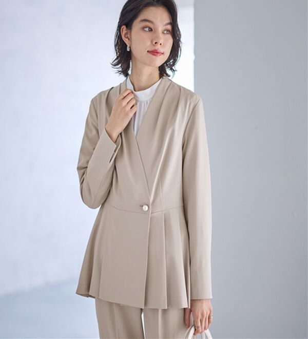 GeeRA（ジーラ）の「【２点セット】パールボタンペプラムプリーツテーパードセットアップ（パンツスーツ）」｜詳細画像