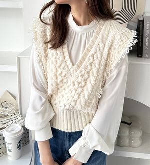 GeeRA（ジーラ）の「フリンジニットベスト（ベスト）」｜アイボリー