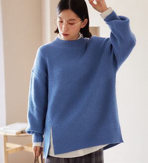 Viola e Viola（ヴィオラ エ ヴィオラ）の「【毛玉になりにくい・静電気防止】サイドスリットハイネックニット（ニット・セーター）」｜ブルー