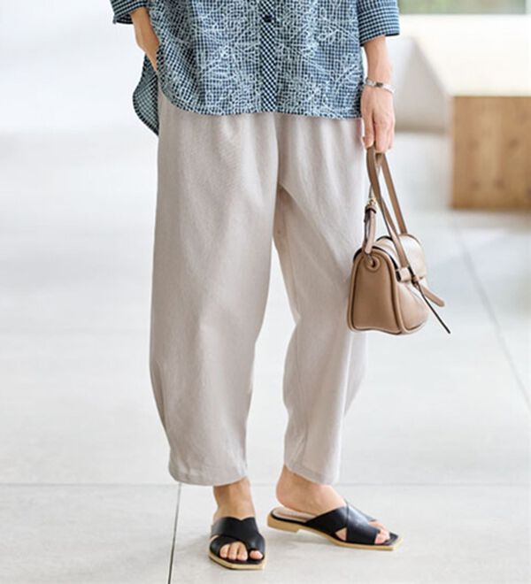 BELLUNA（ベルーナ）の「＜インド製＞スラブ綿タックデザインパンツ（フルレングスパンツ）」｜アイボリー