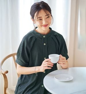 BELLUNA（ベルーナ）の「Ｔシャツみたいに着られるきれい見えブラウス（ブラウス）」｜チャコール