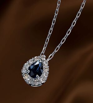 BELLUNA（ベルーナ）の「サファイアドロップデザインプラチナペンダント（ネックレス・ペンダント）」｜詳細画像