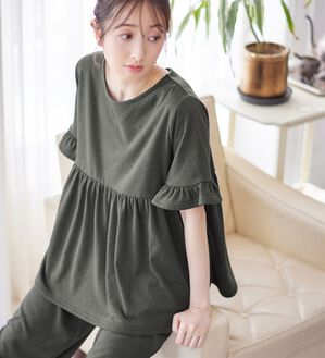 alotta（アロッタ）の「【選べる！】やわらかパイルルームウェア＜ギャザー切替トップス・裾フリルロングパンツ・裾フリルショートパンツ＞（フルレングスパンツ）」｜チャコール／トップス