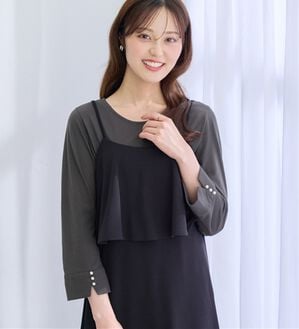 alotta（アロッタ）の「【選べる袖丈】柔らか綿混素材パール調ボタンＴシャツ（カットソー）」｜チャコール　8分袖