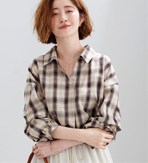BELLUNA（ベルーナ）の「袖タックデザインスキッパーシャツ（ブラウス）」｜詳細画像