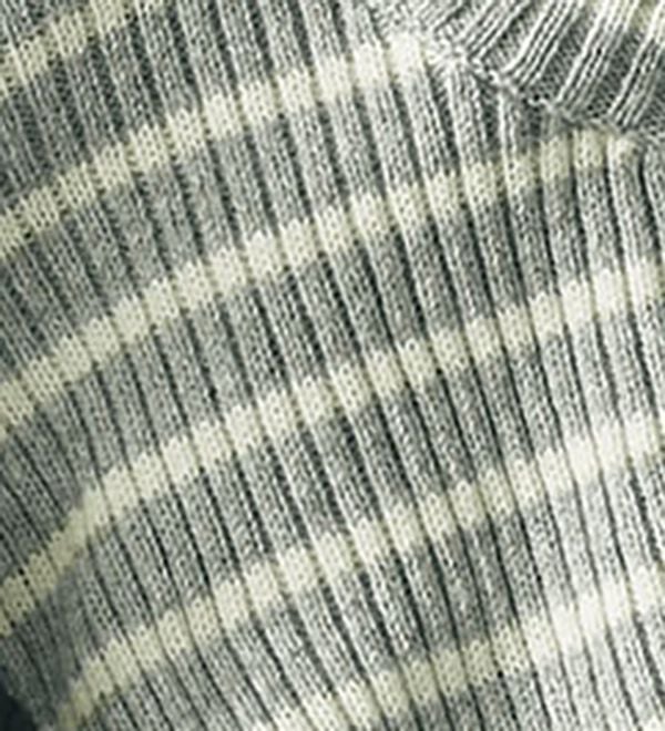 BELLUNA（ベルーナ）の「＜＆ｃｏｃｏｃｈｉ＞ハピネスコットン１００％リブニット　フリル（ニット・セーター）」｜グレー×白