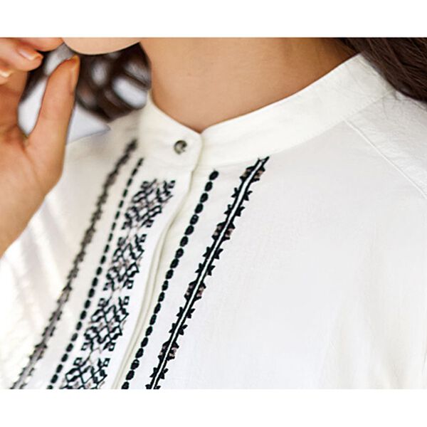 BELLUNA（ベルーナ）の「センターを飾る幾何柄刺しゅうブラウス（ブラウス）」｜詳細画像