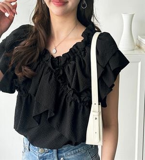 GeeRA（ジーラ）の「クロスフリルサッカーブラウス（ブラウス）」｜ブラック