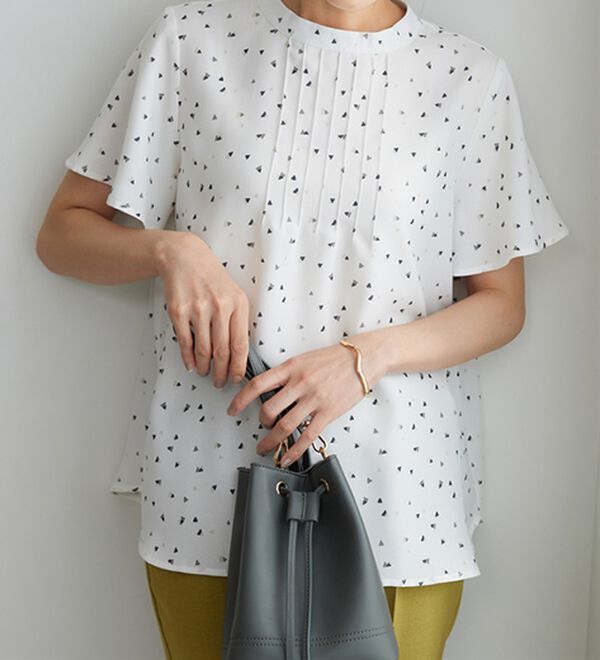 BELLUNA（ベルーナ）の「小紋柄タック使い袖フレアーブラウス（ブラウス）」｜アイボリー系
