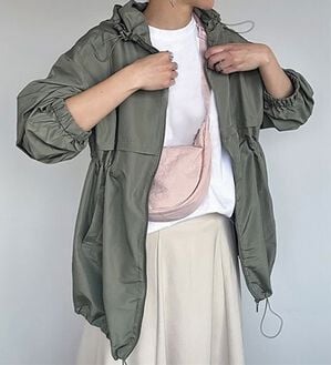 BELLUNA（ベルーナ）の「はっ水加工軽量パーカー（ポーチ付）（パーカー）」｜カーキ