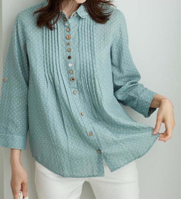 BELLUNA（ベルーナ）の「【綿100％素材】ダブルガーゼ素材丸衿多ボタンブラウス（ブラウス）」｜詳細画像