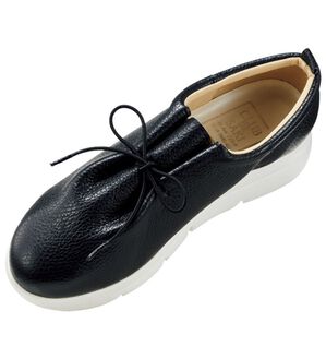 BELLUNA（ベルーナ）の「４Ｅイタリアンレザーゴムシューズ（スニーカー）」｜黒