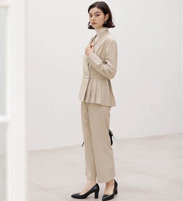 GeeRA（ジーラ）の「【２点セット】パールボタンペプラムプリーツブラウスセットアップ（その他スーツ）」｜詳細画像