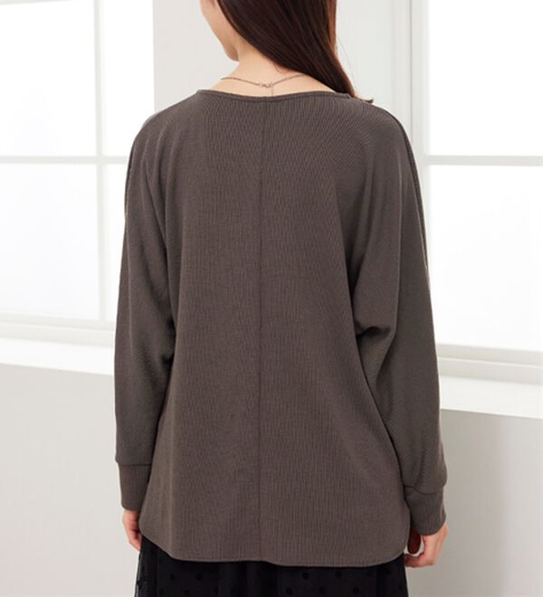 BELLUNA（ベルーナ）の「【新色追加】【2点セット】ネックレス付裾タックデザインプルオーバー（カットソー）」｜詳細画像
