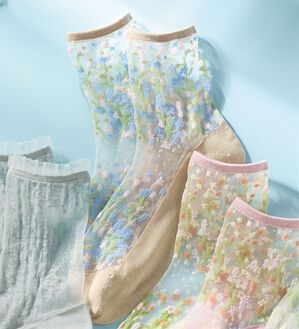 LAVIENNE（ラヴィエンヌ）の「華やかシアーソックス（靴下・ストッキング）」｜小花ベージュ