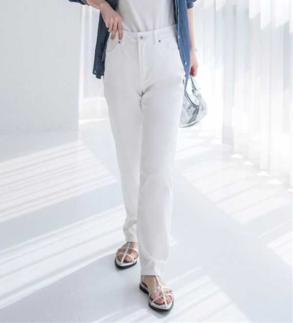 BELLUNA（ベルーナ）の「サラリ速乾！綿サテンストレッチカラーパンツ（フルレングスパンツ）」｜オフ白3