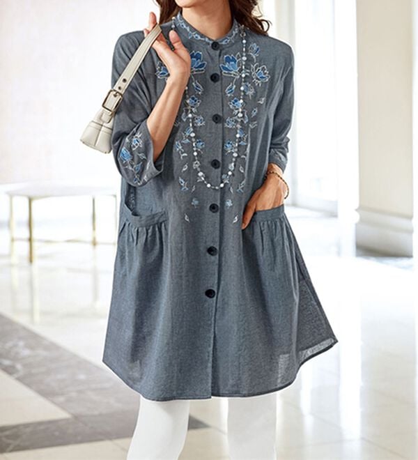 BELLUNA（ベルーナ）の「綿１００％シャンブレーパネル配色刺しゅうオーバーブラウス（チュニック）」｜ネイビー系