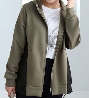 BELLUNA（ベルーナ）の「異素材切替フードジャケット（ノーカラージャケット）」｜カーキ系