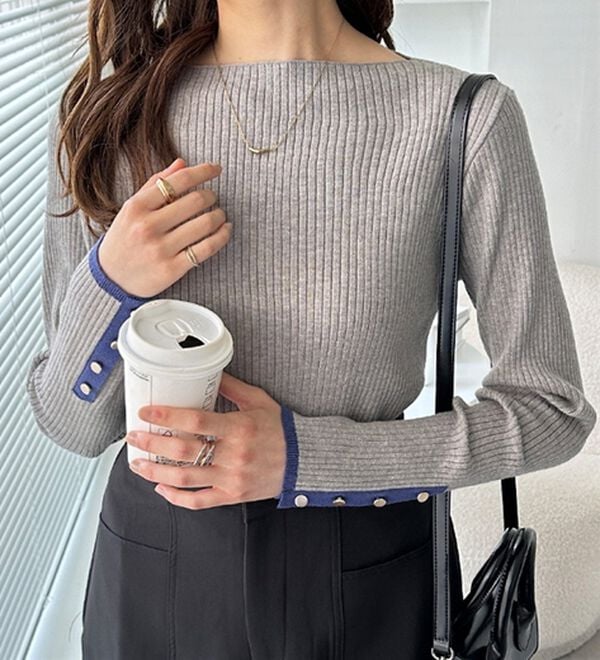 GeeRA（ジーラ）の「袖口ボタン配色ボートネックリブニット（ニット・セーター）」｜詳細画像