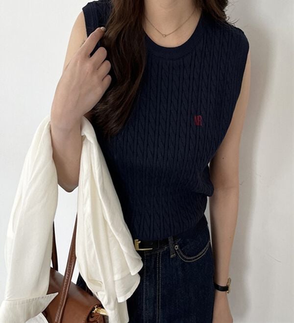 GeeRA（ジーラ）の「ケーブル編み刺しゅうノースリニット（ベスト）」｜詳細画像