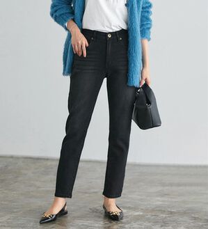 Pierrot（ピエロ）の「【ストレッチ素材】大人のためのゆるテーパードデニムパンツ（フルレングスパンツ）」｜ウォッシュ&times;ブラック