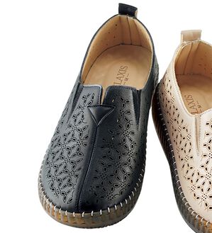 BELLUNA（ベルーナ）の「ゆったりカットワークスリッポン（スリッポン）」｜ブラック