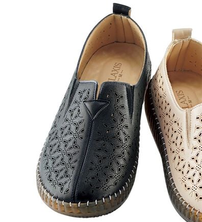 BELLUNA（ベルーナ）の「ゆったりカットワークスリッポン（スリッポン）」