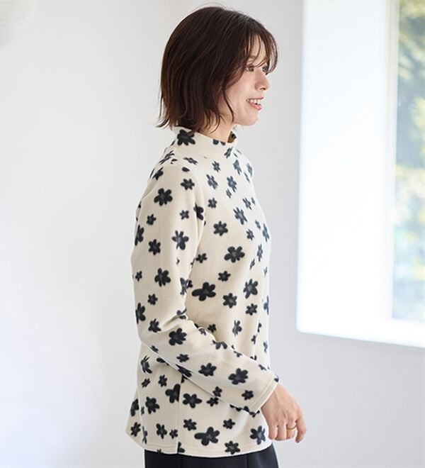 LAVIENNE（ラヴィエンヌ）の「薄手ストレッチフリースのプリントハイネック長袖（ニット・セーター）」｜詳細画像