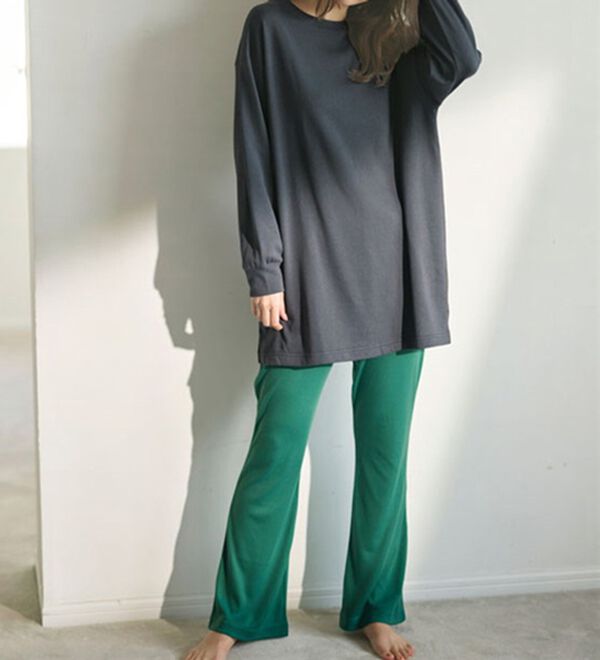 YU'NOW（ユナウ）の「【上下２点セット】バックロゴプルオーバーチュニック＆フレアパンツセット（パジャマ・ルームウェア）」｜詳細画像