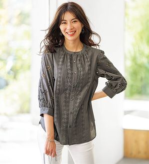 BELLUNA（ベルーナ）の「袖花柄レース切替デザインブラウス（ブラウス）」｜チャコール